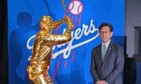 黄金の“大谷翔平”お披露目…栗山英樹氏は「頑張ってきた証」　等身大の像に「凄くうれしい」