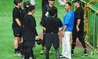 引退の中田翔、坂本勇人らと談笑　200勝翌日の田中将大も参戦…東京Dにレジェンド集合