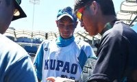 「台湾の大阪桐蔭」で元オリ左腕が野球教室　始球式では“世界一美しい”フォームを披露