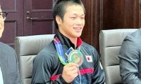 カデ柔道団体　世界一を和歌山県知事に報告　初芝橋本高の橋間選手