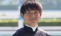 【京都12R】川須栄彦騎手が直線で落馬…頭部、左肩の負傷