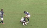お咎めなし…？日本代表DFが空中戦で競り合い→相手の太ももを踏みつけて「やりやがったな」「これは避けられない」ファンの意見が真っ二つ