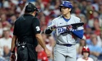 一体、何が起きた…！？ 大谷翔平の打席で“想定外のハプニング”「審判怒ってる？」「シャレにならん」相手捕手に異変→まさかの衝撃展開に