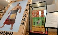 奈良市出身の元幕内徳勝龍、優勝額と化粧まわしを県に寄贈