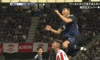 「クリロナ並の衝撃」「異次元の跳躍力」22歳日本代表DF、高く跳びすぎて相手の頭に“真空飛膝蹴り”「何だあのジャンプ力と対空時間」