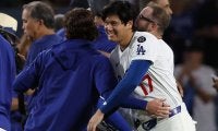 苦しむ大谷翔平…試合直後に差し伸べられた“手”　フリーマンの行動に感動、激写された瞬間
