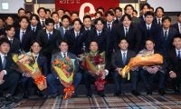 長野久義の引退会見、坂本ら53人がサプライズ登場　思わずツッコミ「来すぎじゃない？」