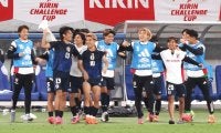 歴史的ブラジル撃破の直後…なぜ堂安律と久保建英はゴール裏に直行した？“ファン目線”を象徴する胸熱シーン「1人で行かせるのは可哀想だなって」