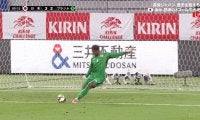 「飛びすぎだろ！」日本代表GKの“衝撃80mフィード”が話題沸騰「すんごい飛び道具」「もはや戦術」鈴木彩艶が歴史的ブラジル撃破の決勝点演出
