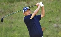 高橋竜彦が首位スタート エージシュート達成の倉本昌弘が2打差3位、宮本勝昌6位