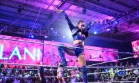 こんなのアリ？ 女子プロレスで“神回避” 逆立ちの天才が「まさかの動き」で失格を免れる…仰天テクニックに観客騒然