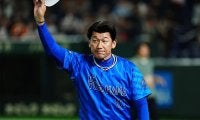 藤川監督、退任の三浦大輔監督に花束　DeNAは辞任届を受理…CSファイナル3連敗、場内「三浦コール」