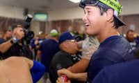 MVPの大谷翔平、シャンパンファイトで喜び爆発　ロバーツ監督の祝福で開始「翔平おめでとう」