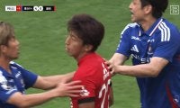 「なぜキレた？」長期出場停止も…浦和MFが副審を小突き一発退場「手を出すのは愚か」「何やってんだよ」まさかの暴挙に批判