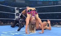 期待の若手美女レスラー、“すごい角度”のブリッジ八の字固めに悶絶 天敵に気を取られ…絶対王者の必殺技を“モロ”にくらう