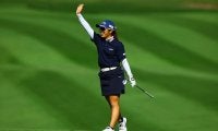佐久間朱莉がイーグル発進から首位ターン 岩井明愛4打差2位 渋野日向子29位