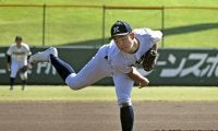 秋季中国高校野球、関西が初戦突破　1年生エースで4番、投打で牽引