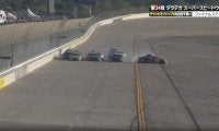 観客が総立ちで「え？なんで！？」 まさかの“2連玉突き”事故にサーキット騒然「クリアって言われたはず」ドライバーは放心、ファンも頭を抱える