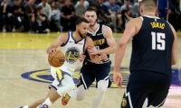 クラッチタイムに怒濤の16連続得点…カリーが42得点を奪ってナゲッツを撃破