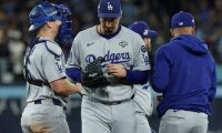 ドジャース、衝撃の“崩壊”…エース左腕スネルの降板から1回9失点を生んだ継投策に米記者たちが嘆き「ブルペンにとって悪夢だ」