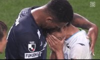 「泣いちゃうよ…」J2降格で号泣…古巣湘南の選手を次々に抱きしめた福岡FWの“優しさ”に感動反響「ウェリントンも辛そう」「本当に良い人」