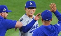 完投直後の山本由伸に…大谷翔平が差し伸べた“手”　球団公式が公開した歓喜の瞬間