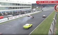 GT-Rがバースト→“予期せぬ”ストレート横断で「大事故になるところやった」 危機一髪の瞬間に現役レーサーは「右に避けた方が…」と指摘