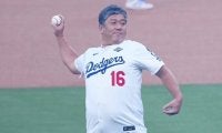 野茂英雄氏、WS始球式はトルネード披露せず　捕手・山本由伸へ一投…ド軍本拠地大歓声