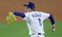 佐々木朗希、WS初登板　同点8回のピンチからマウンドへ→2人打ち取る、本拠地「ROKI」コール