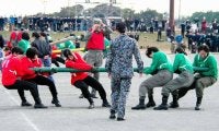旧海軍から防大へ受け継がれる棒倒しの伝統　女子による棒引きも登場
