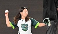 福岡県出身でラグビー女子日本代表の長田いろはが始球式に登場　代表ではキャプテン　投球は三塁側方向に大きくそれる