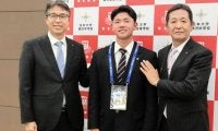 日本ハム　ドラ４の日大藤沢・半田に指名挨拶　目標は新庄監督ばりスーパースター「人を笑顔にできて日本を盛り上げる選手」　１３００人超全校生徒の前でダンス披露の強心臓