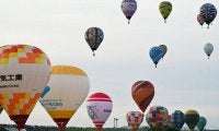 佐賀平野の秋空に熱気球124機　佐賀バルーンフェスタ開幕