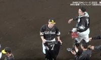 ホークス日本一で“粋な計らい” 歓喜の甲子園で「掲げていました」 牧原大成が号泣「今日はベンチにいません」胸を打った感動光景