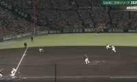 どうした…！？ 阪神・坂本誠志郎の打球で“まさかの光景”「魔物やな」甲子園の“独特のゴロ”→相手野手が困惑？「あれは難しい」