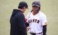 巨人 李承燁コーチが浅野翔吾に熱視線！日韓通算626号のレジェンドが身振り手振りでスター候補に打撃指導