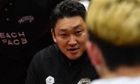 B1越谷・安齋竜三HCが試合前にあいさつ…活動停止明け初のホームゲーム、客席からは拍手