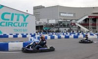 WRCジャパン：「東京SS」でワークスドライバーとファンが混成チームでカート対決！
