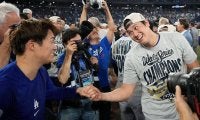 大谷翔平も山本由伸“最敬礼”「本物は本物を知る」　MLB公式が紹介…歓喜の美酒の光景
