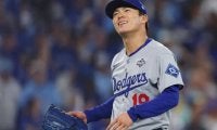「一流のふるまいだ！」MVP男、山本由伸が極限状態でもゲレーロJr.に示した異例の所作に米感動　「スポーツの純粋さが行為に凝縮されていた」