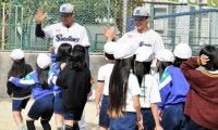 「スワローズで待ってます」松山でキャンプ中の奥川投手が小学校訪問