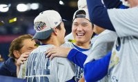 大谷翔平の“抱っこ”に山本由伸も歓喜　見逃さなかった一瞬…MLB公式に海外ファンも感謝