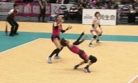 女子バレー、上半身が…弾丸スパイクで衝撃光景 レシーバーが仰け反る驚異の破壊力にどよめき