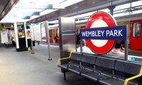 スタジアムに直結した｢ロンドン地下鉄｣の駅、非常に珍しい｢サッカークラブ名｣を冠した駅【サッカー強国と｢地下鉄｣の深～い関係】(2)