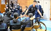 自転車レースのフランス選手の情熱や努力に「感動」　中学生らが交流