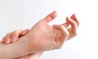 その手指の痛み、放置しないで！更年期の女性を襲うメノポハンドとは