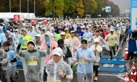 おかやまマラソン　雨の中、約1万6千人が岡山市内を駆け抜ける