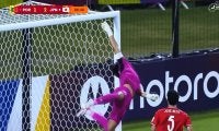 「手放したらあかん」アメリカ→日本の17歳GK、“海老反りセーブ”が脚光！「スーパーだ」バックステップからワンハンドパンチ