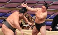 炎鵬が今場所初黒星　体重２倍近い194キロ一意に「うまく取られた」「デカかった」と見せ場なし