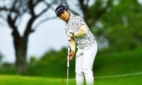 下川めぐみ首位で最終日へ 清本美波は2打差2位に後退／女子下部